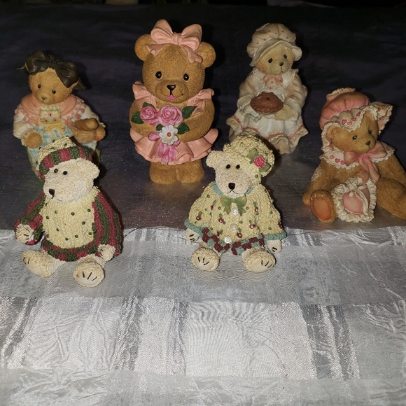 Teddy With Flowers Figurine - Picture 2 of 7